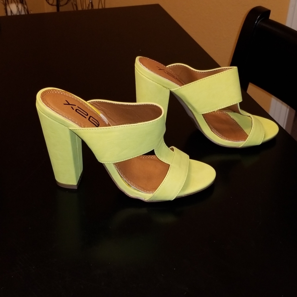 X2B T-STRAP CHUNKY HEEL SLIDE
